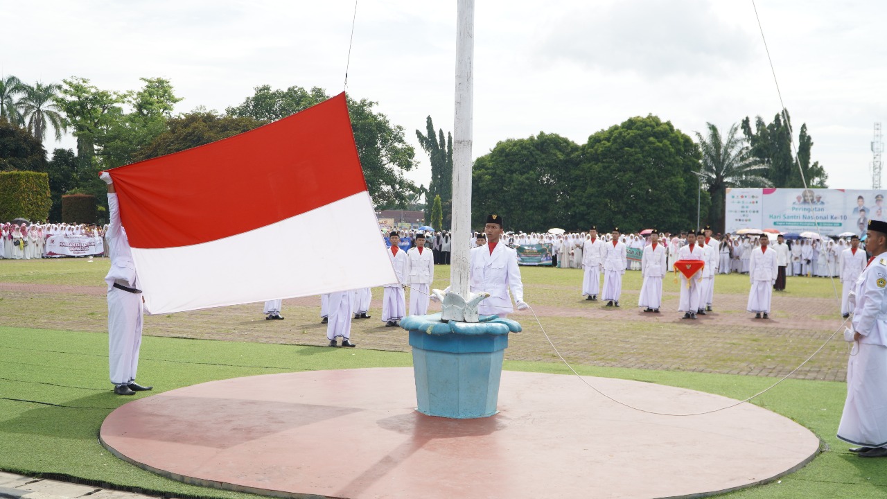 Pasukan Paskibra Santri Pondok Pesantren Kun Karima Sukses Jalankan Tugas pada Apel Akbar Hari Santri Nasional ke-10 Kabupaten Pandeglang